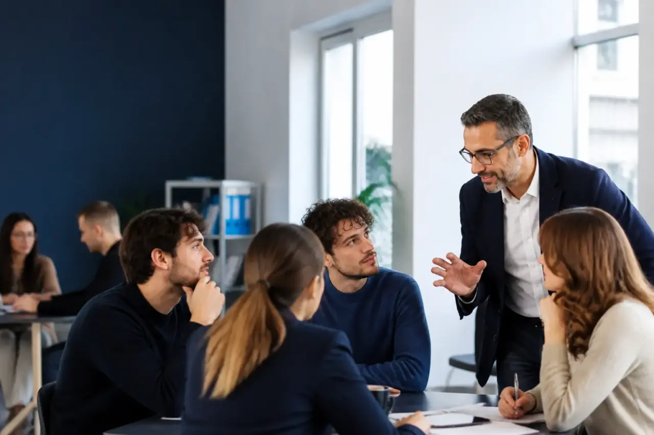 Tutor con studenti e professionisti durante un incontro di formazione