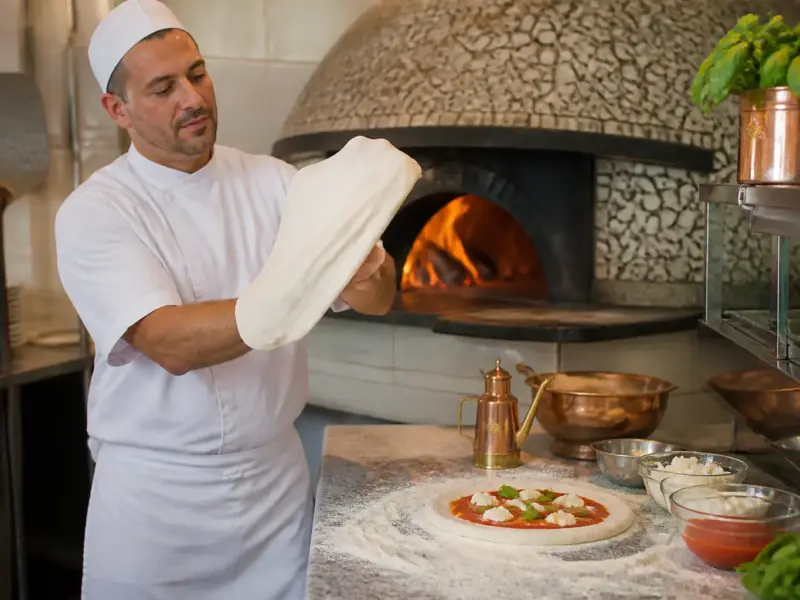 Pizzaiolo durante la lavorazione dell’impasto